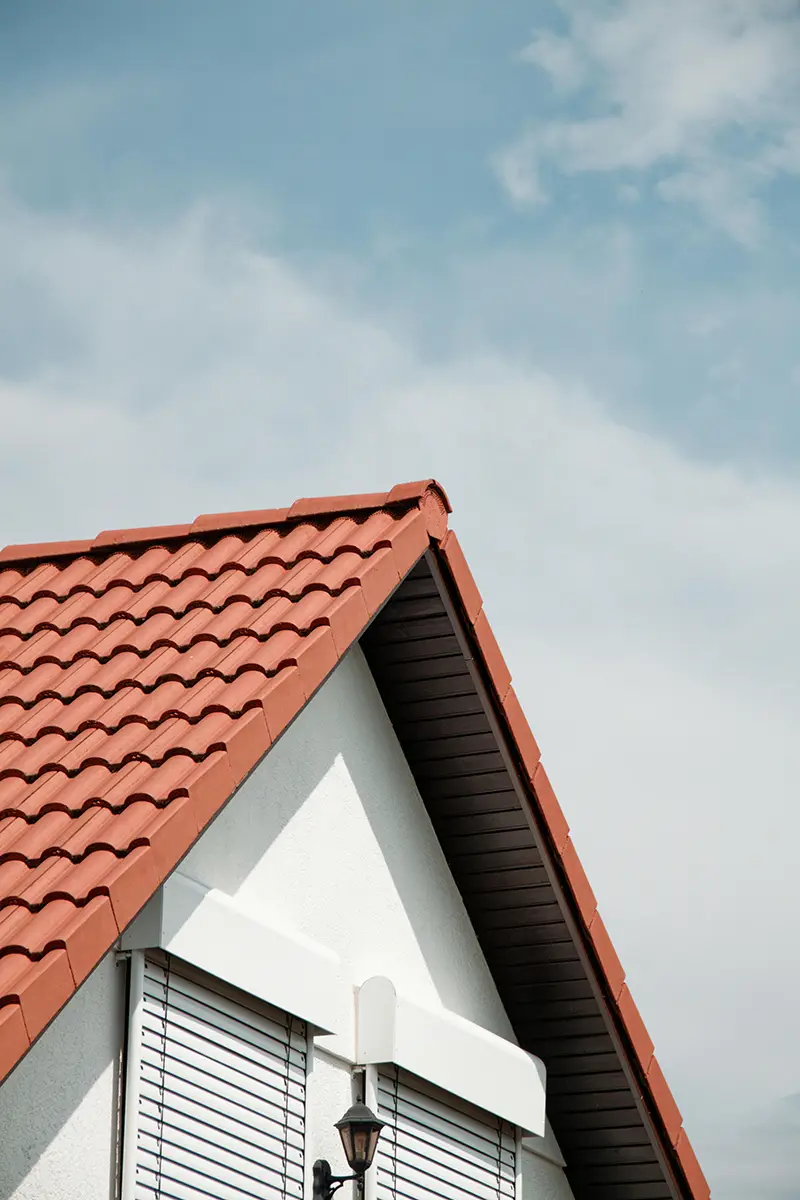 Toiture normande entretenue et façade propre par RD Couverture Élagage